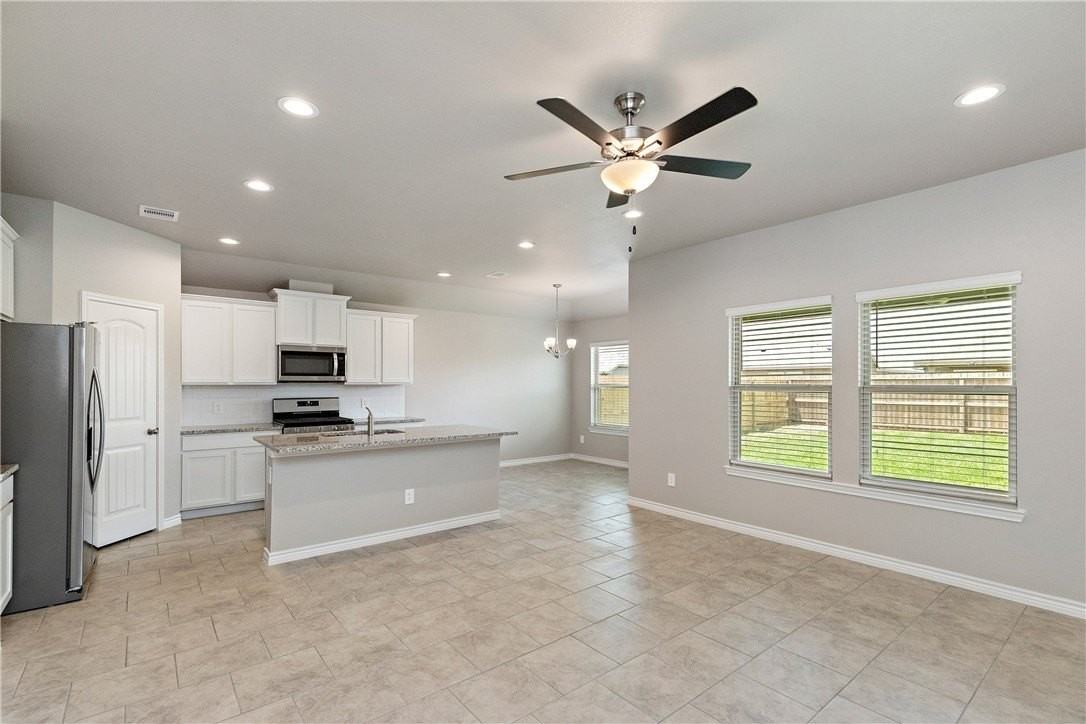 1257 Carnaby St - Photo 4 of 12