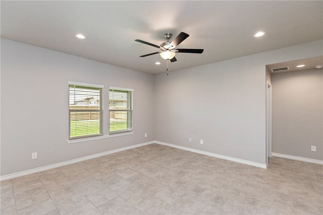 1257 Carnaby St - Photo 5 of 12