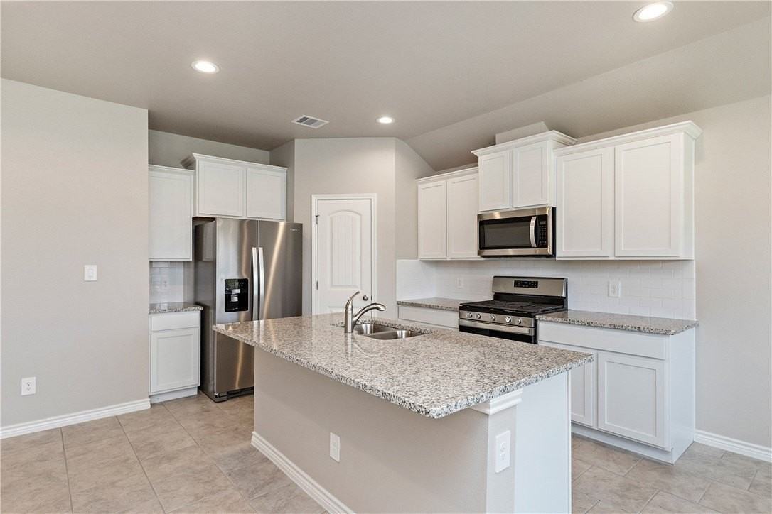 1257 Carnaby St - Photo 6 of 12