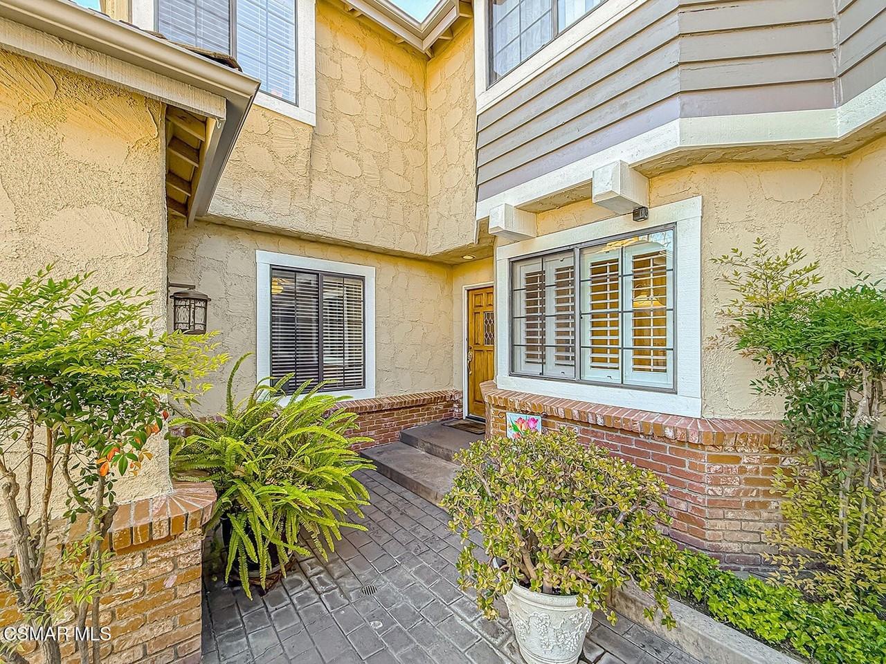 29717 Strawberry Hill Dr - Photo 3 of 48