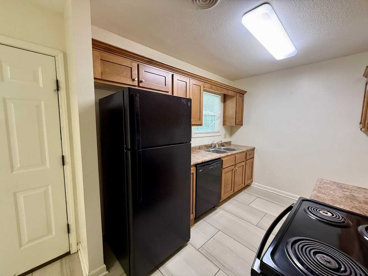 2310 Fairfield Dr - Photo 4 of 12
