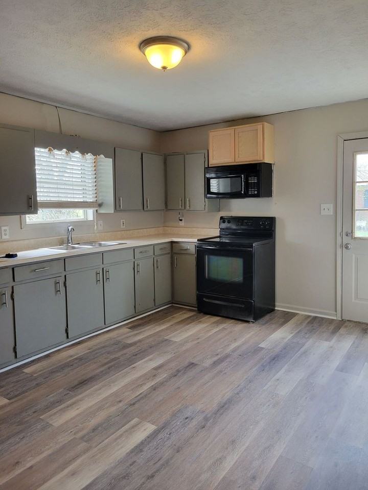 453 Second St - Photo 2 of 11
