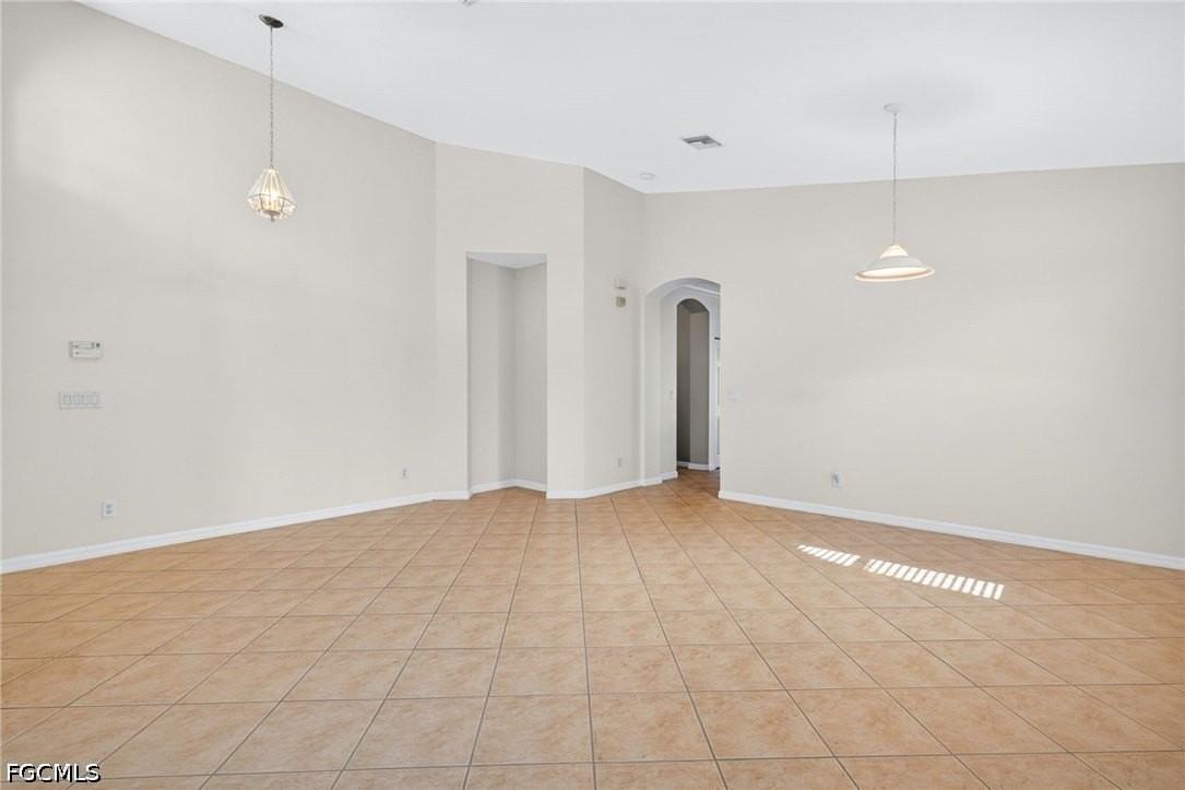 8369 Sumner Ave - Photo 5 of 40