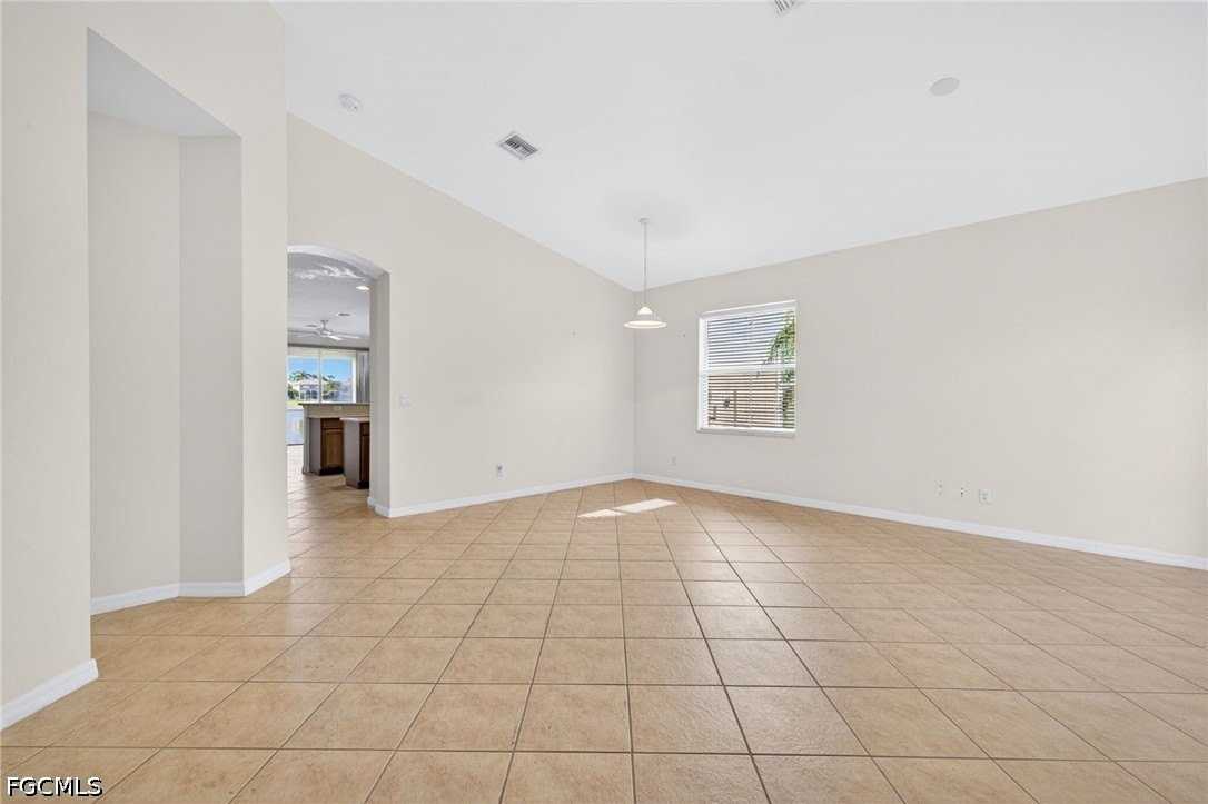 8369 Sumner Ave - Photo 6 of 40