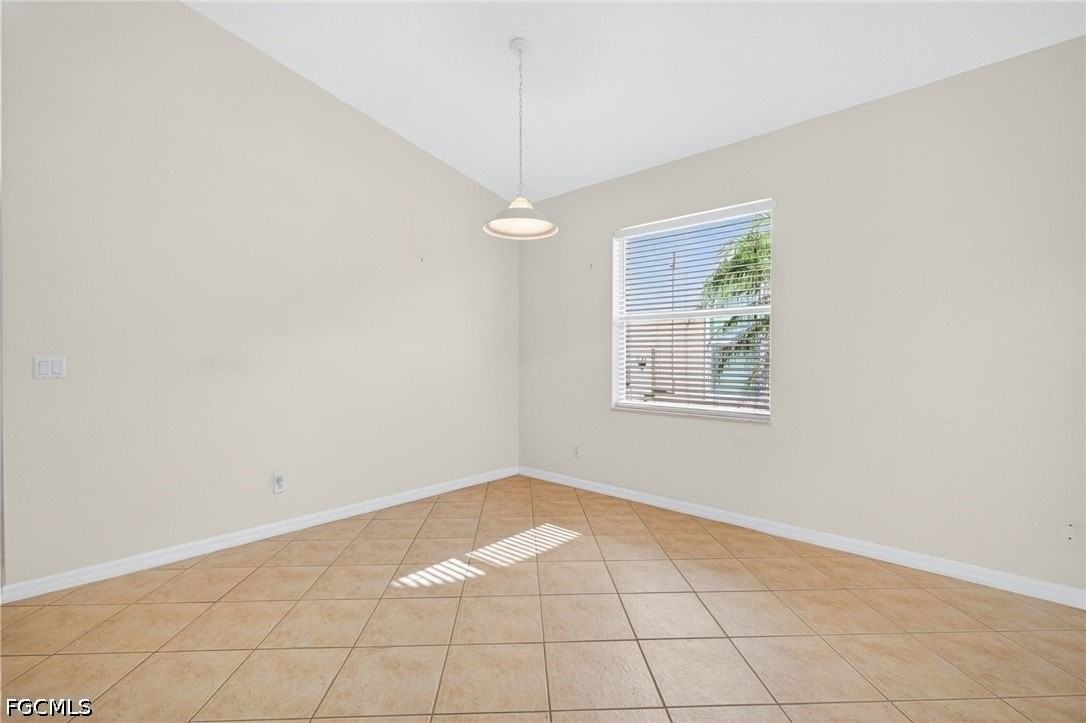 8369 Sumner Ave - Photo 7 of 40