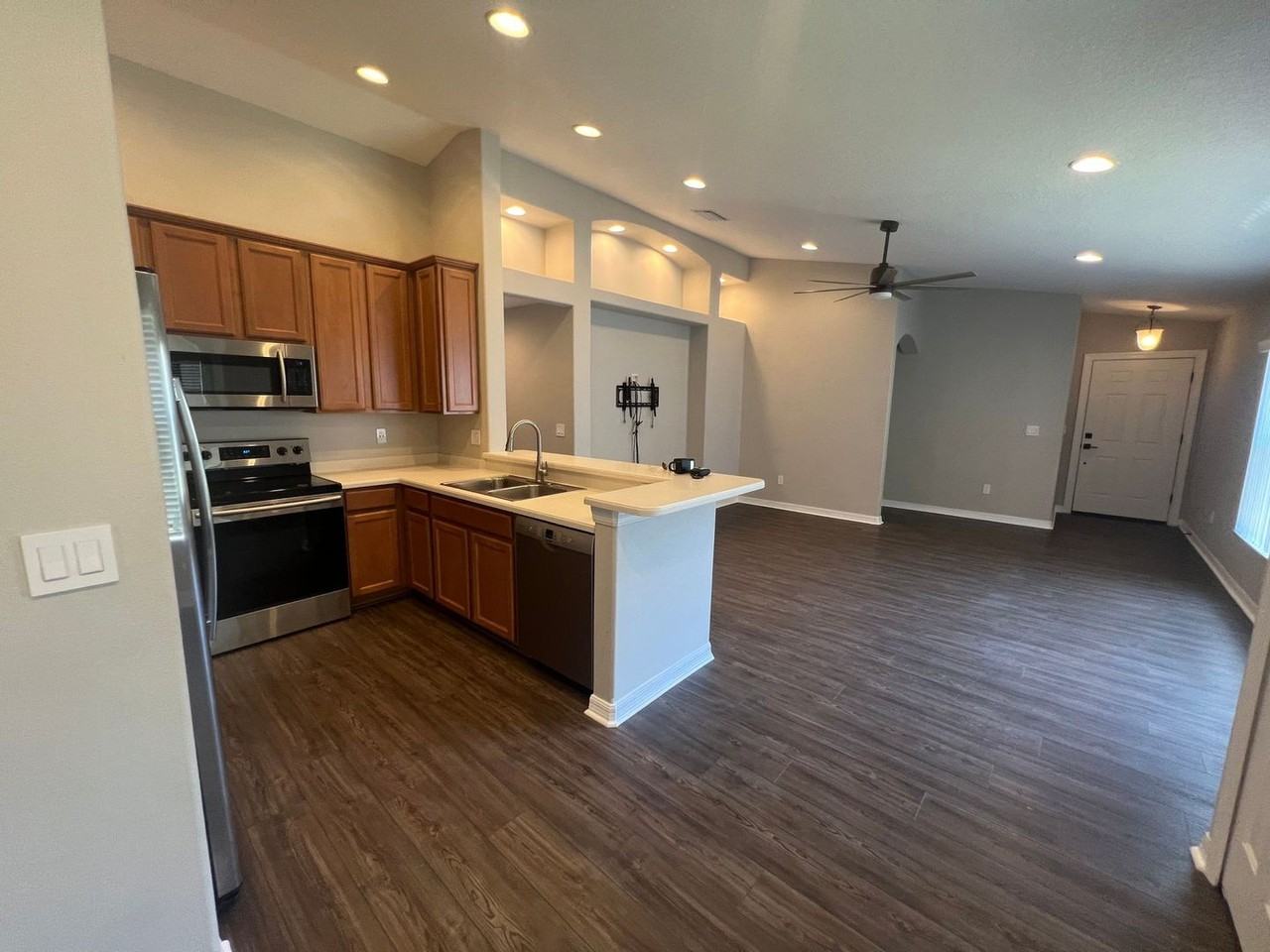 9253 Beaufort Ct - Photo 3 of 16