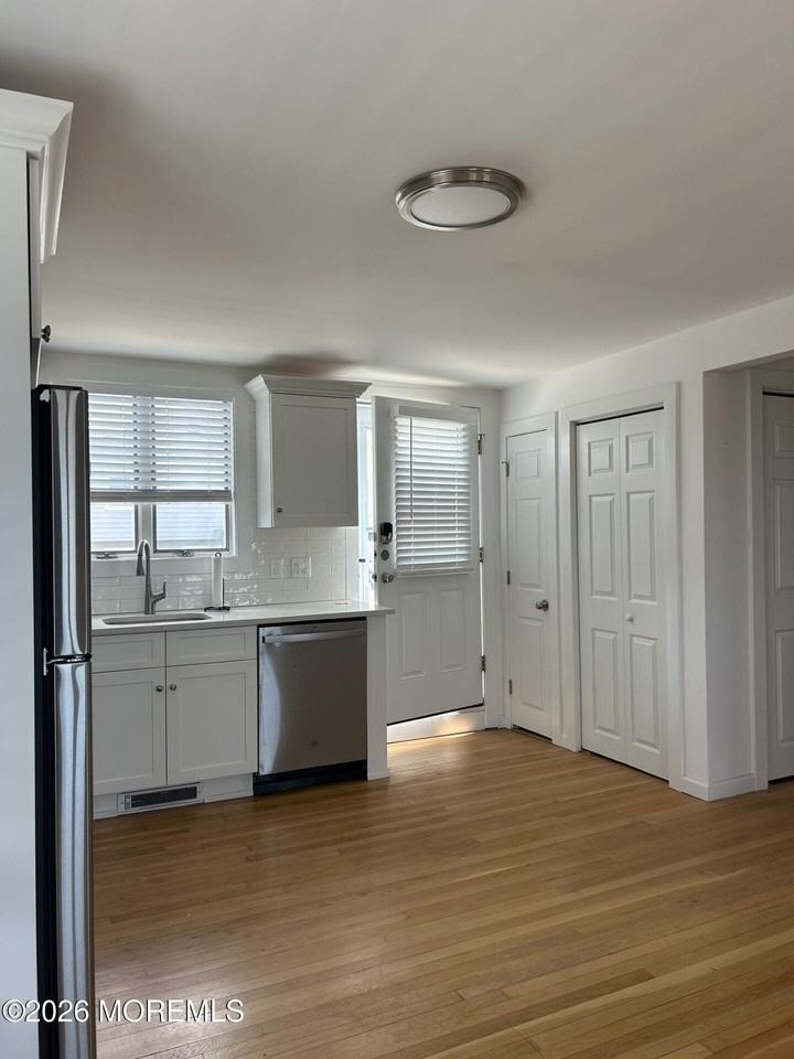 556 Ocean Ave - Photo 4 of 24