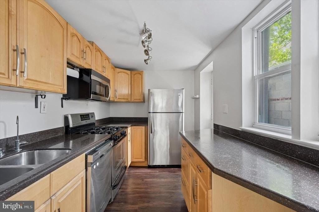 819 League St - Photo 7 of 15