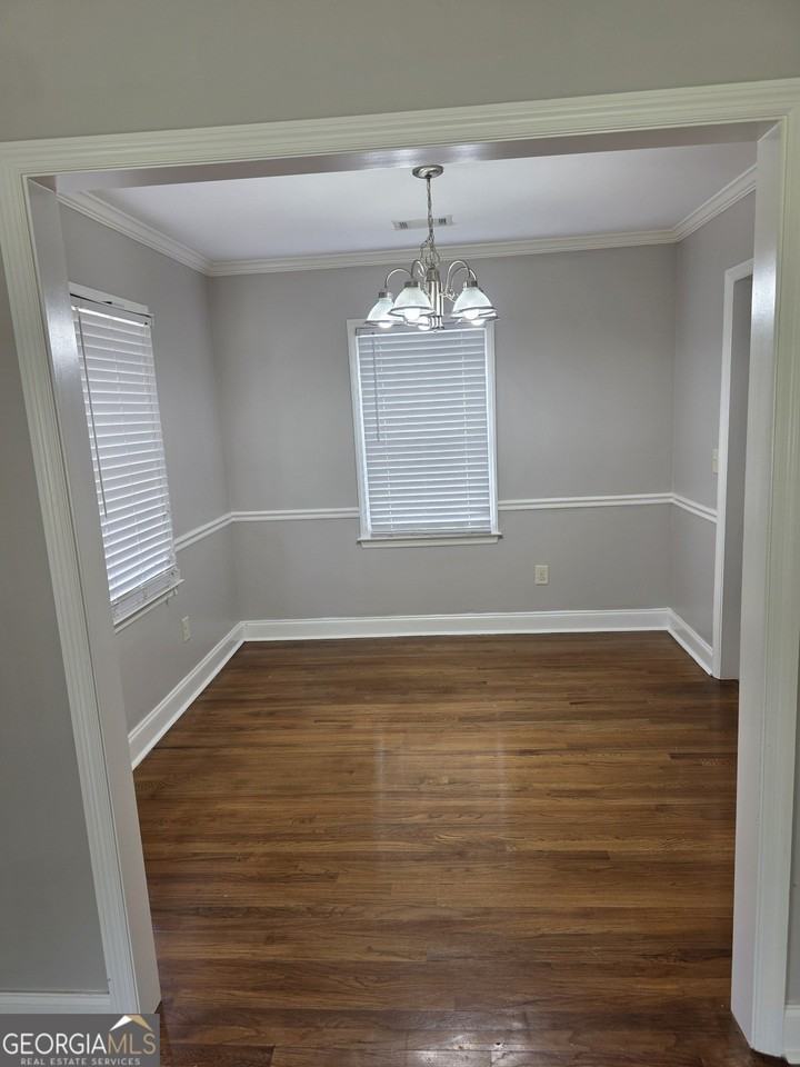 1622 Venice Dr Se - Photo 5 of 9
