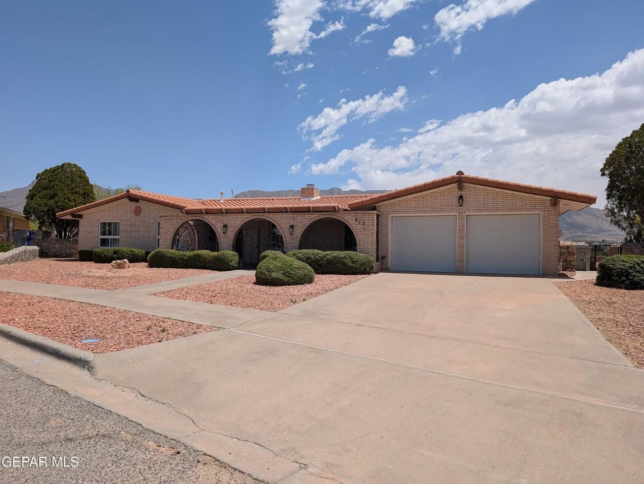 612 Somerset Dr - Photo 2 of 50
