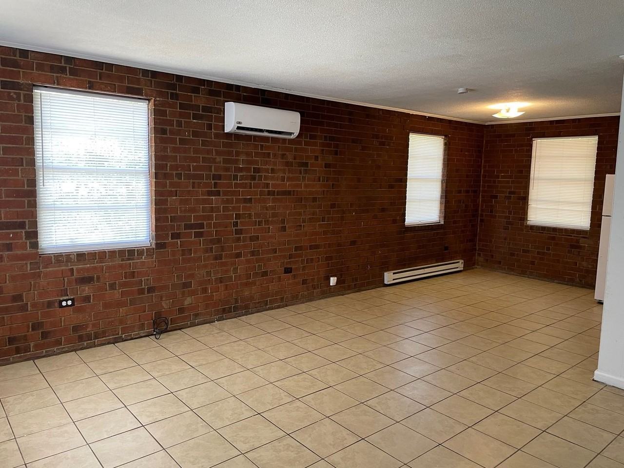 1009 Cassell St - Photo 2 of 17