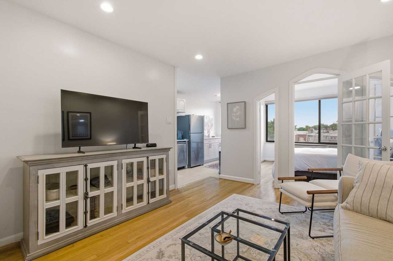 305 C St Ne - Photo 4 of 15