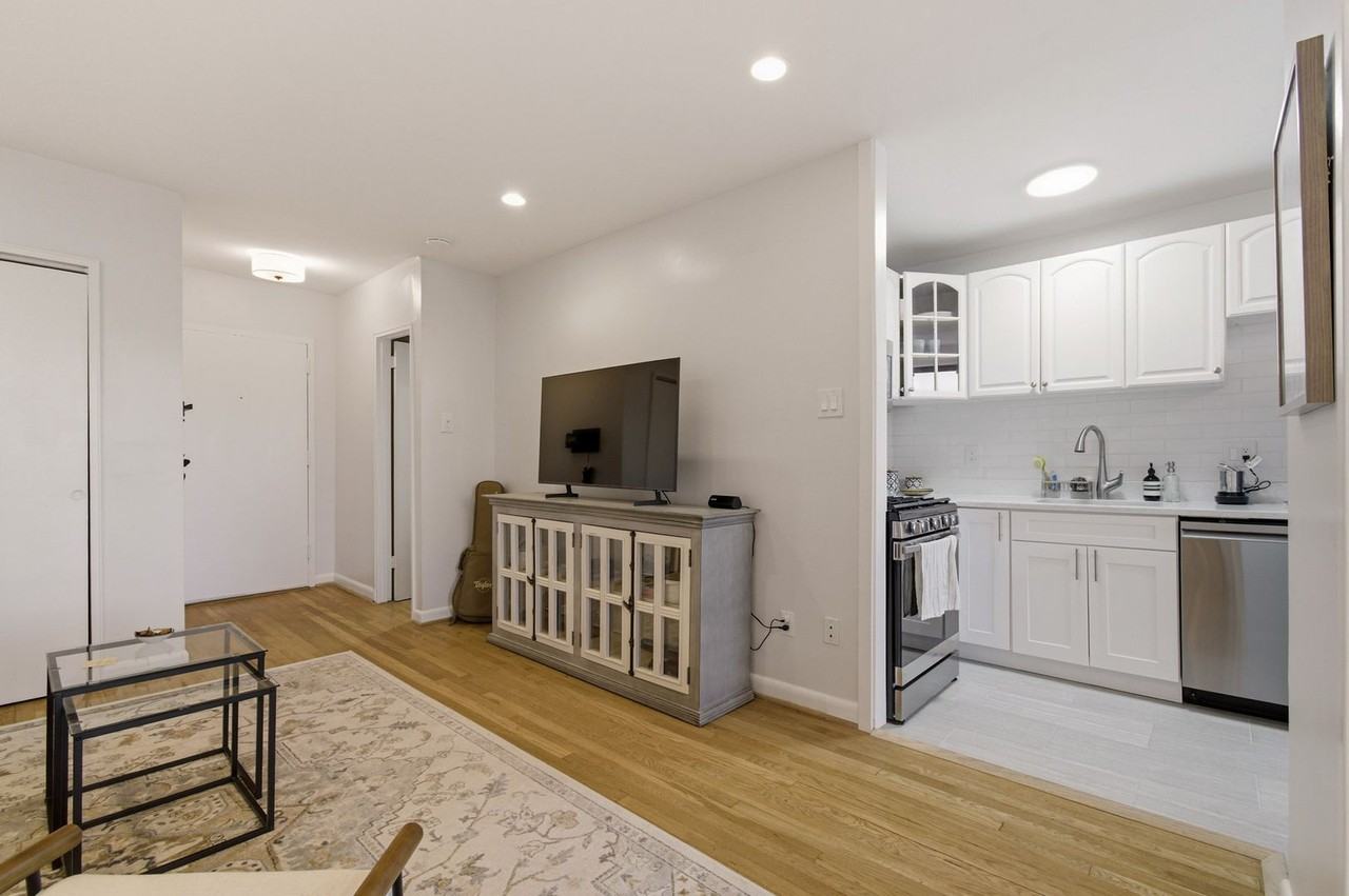 305 C St Ne - Photo 5 of 15