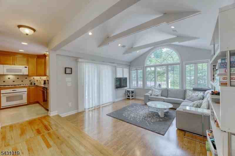 230 Pinelynn Rd - Photo 6 of 28
