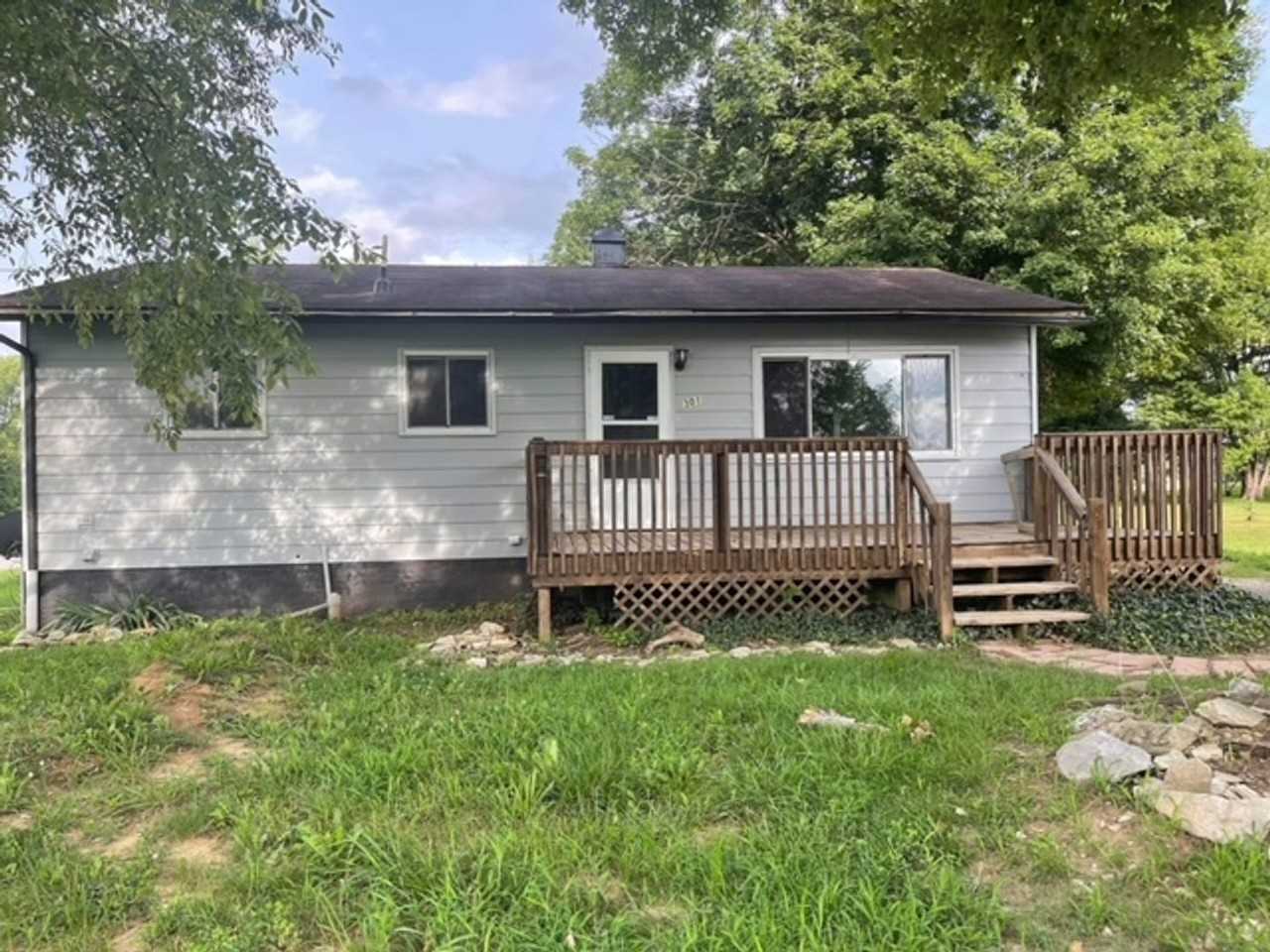 301 Knox Ave - Photo 2 of 20