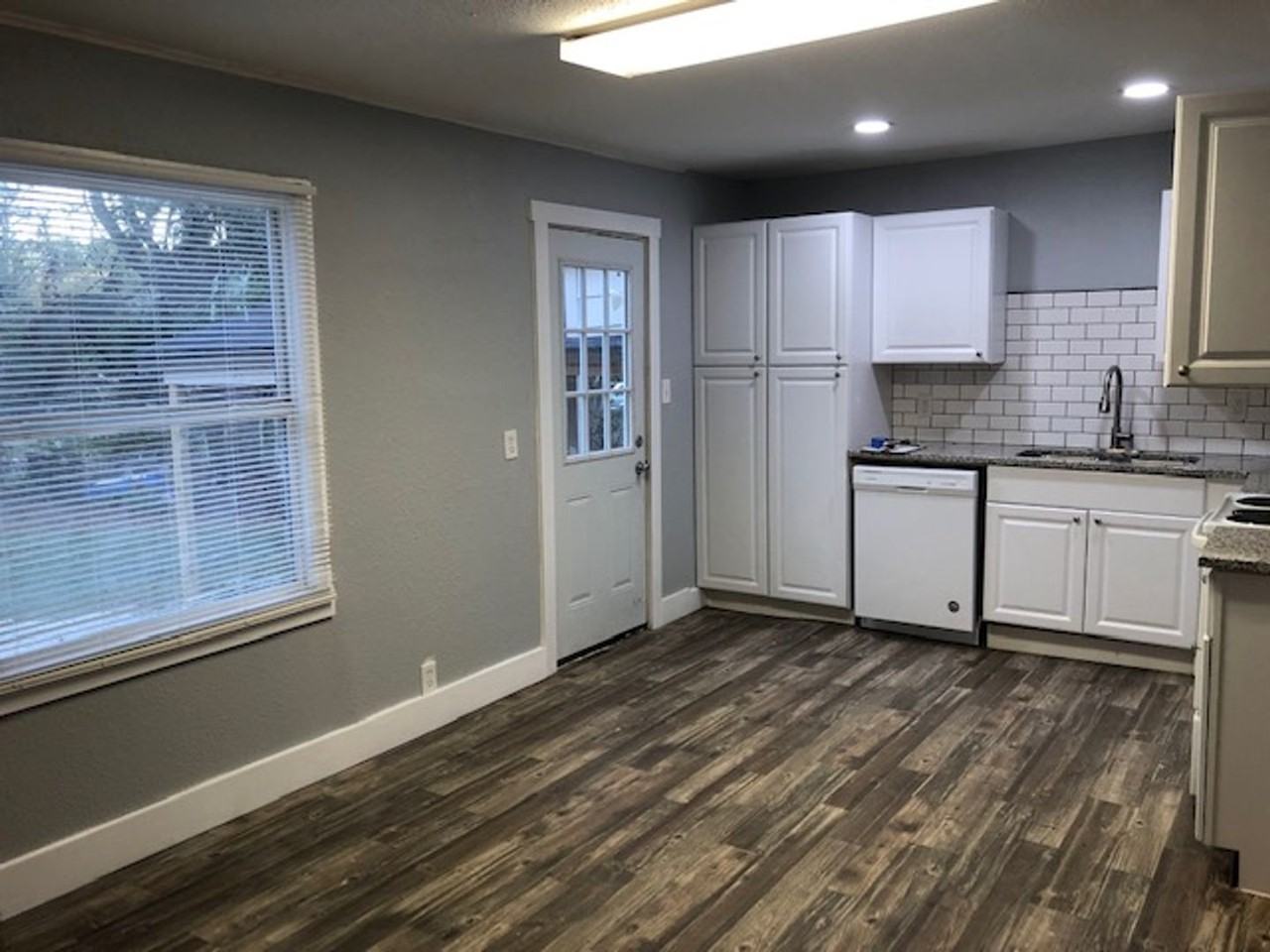 212 W Broadway St - Photo 2 of 14