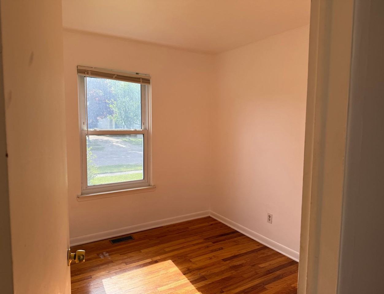 6038 S Ivanhoe Ave - Photo 4 of 6