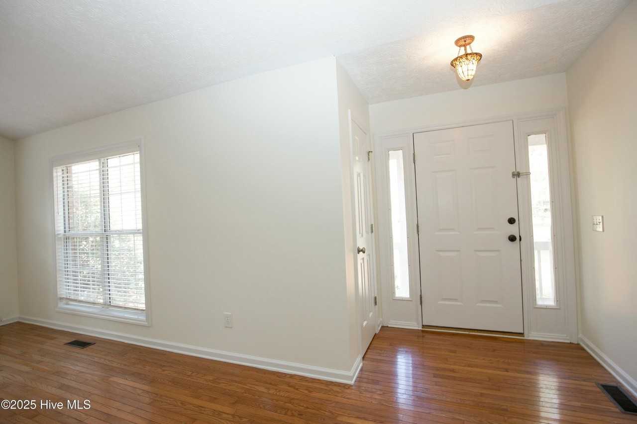 8 Moore Dr - Photo 6 of 50