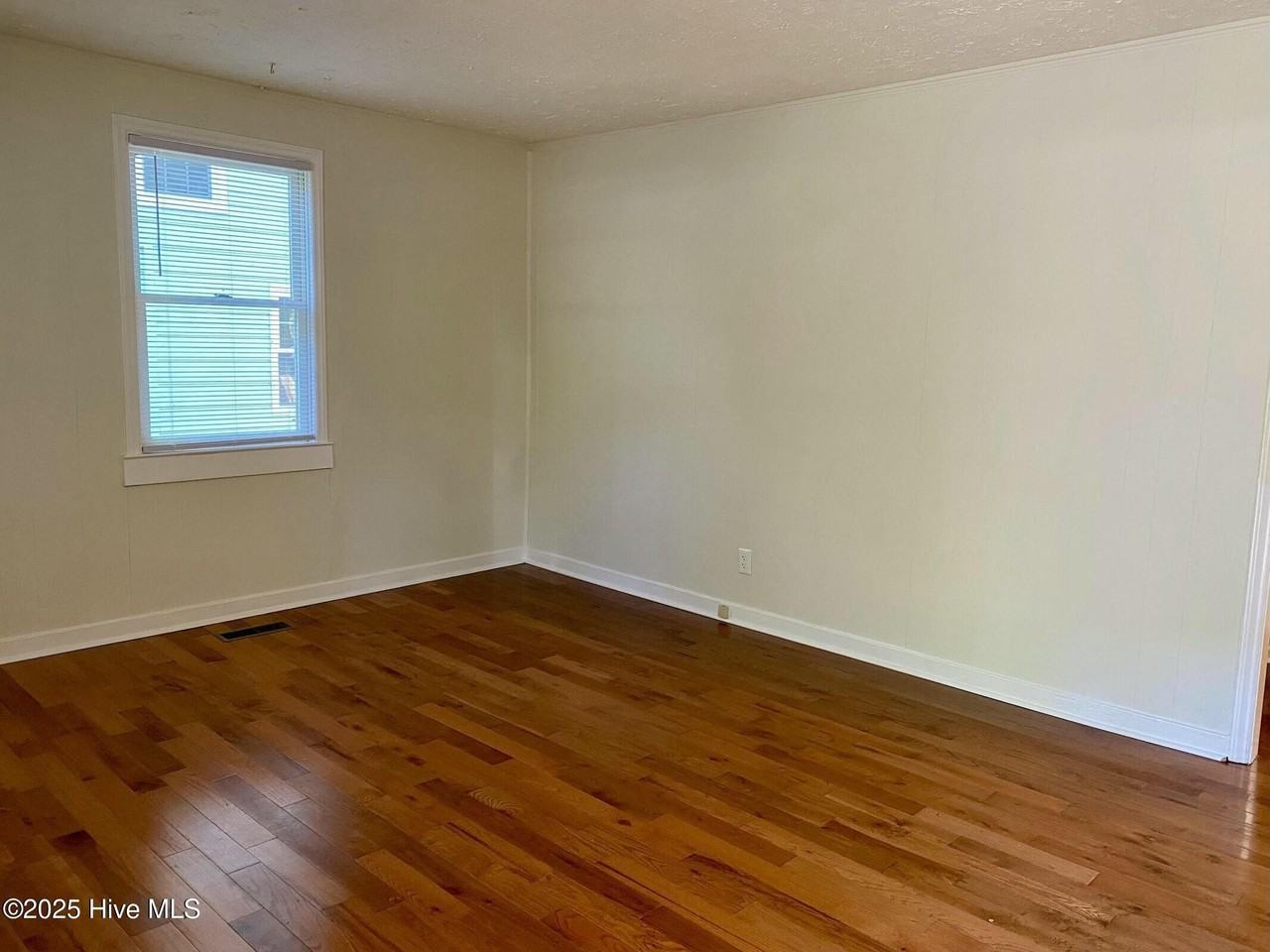 513 W Chapin Rd - Photo 5 of 23