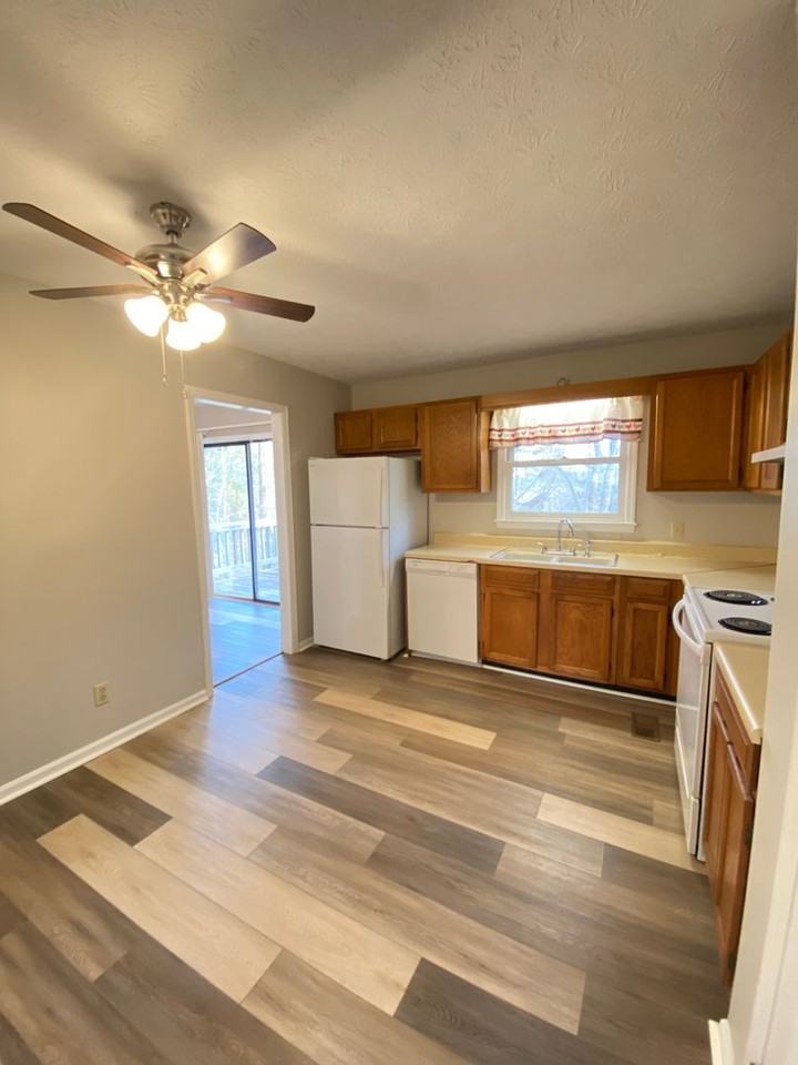 101 Mark Pl - Photo 2 of 13