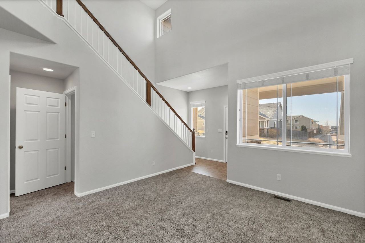 8034 Steward Ln - Photo 4 of 37