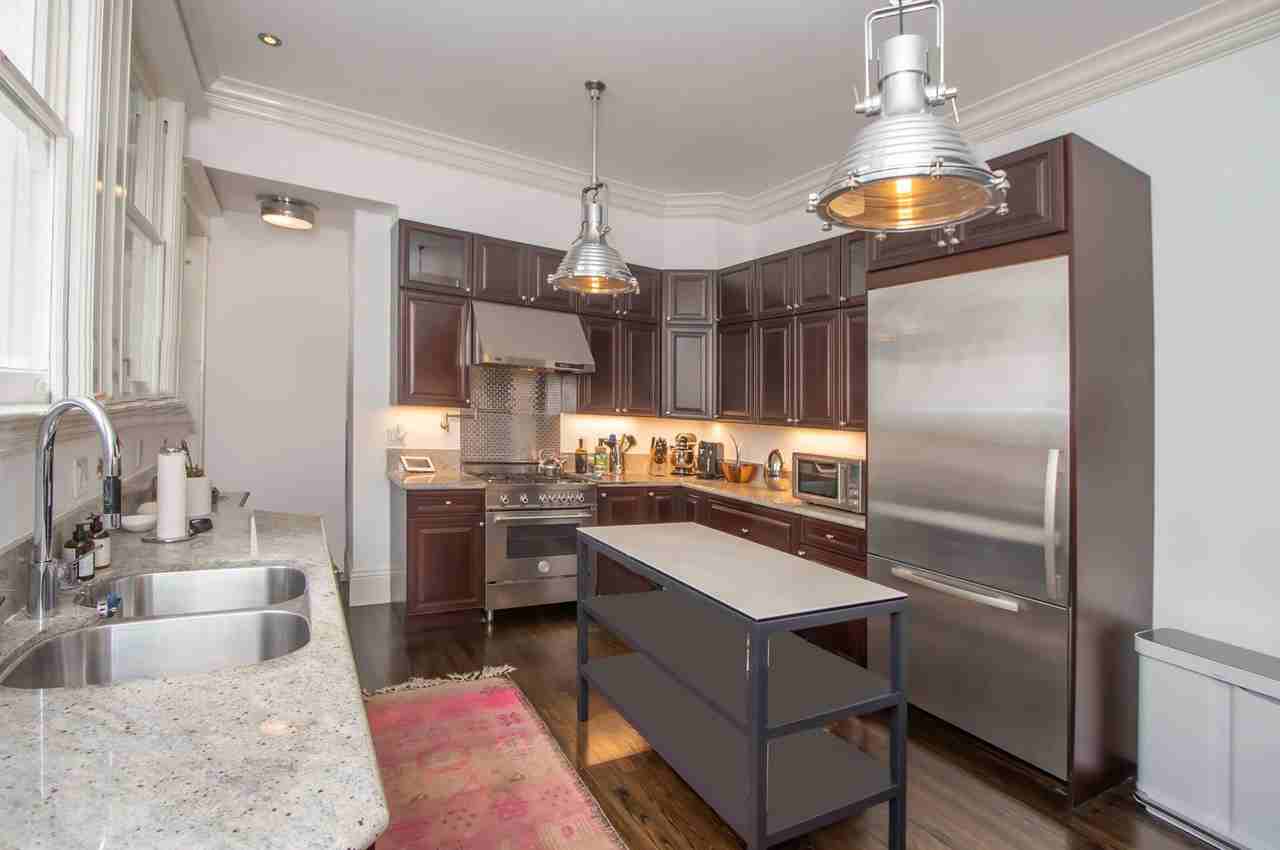 2415 Franklin St - Photo 3 of 16