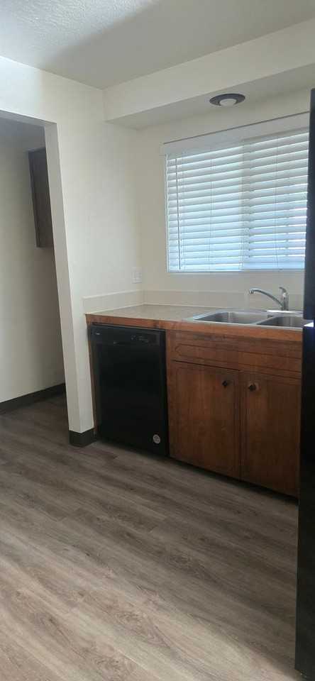 1806 Nw 8th St - Photo 3 of 13