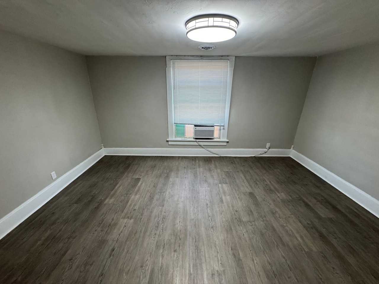 1601 Hart St--PINEAPPLE - Photo 2 of 4