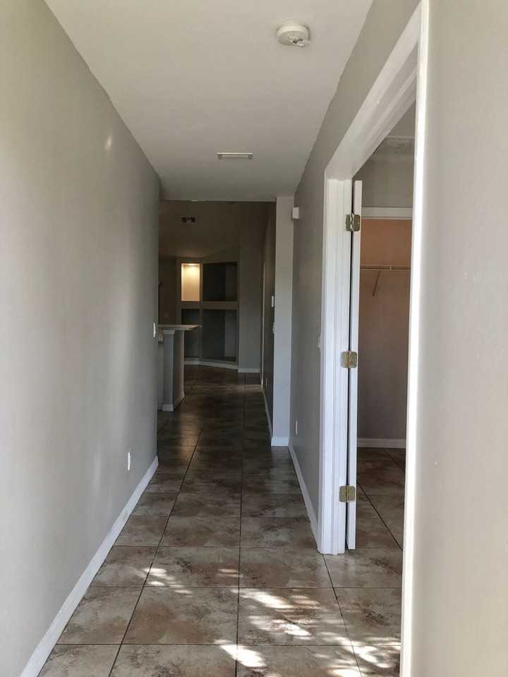 1101 Se 24th Ave - Photo 3 of 15
