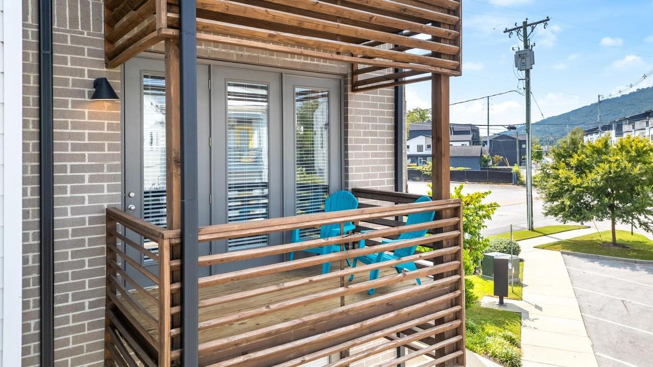 3059 Saint Elmo Ave - Photo 5 of 32