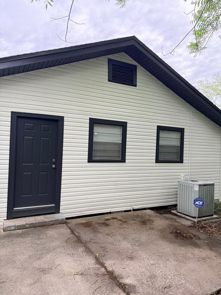 2078 Woodside St - Photo 3 of 11