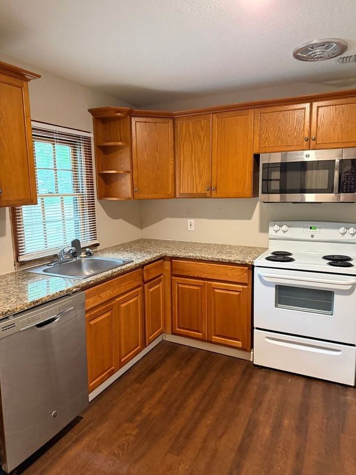2078 Woodside St - Photo 5 of 11