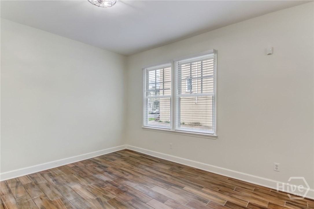 301 W Henry St #B - Photo 3 of 24