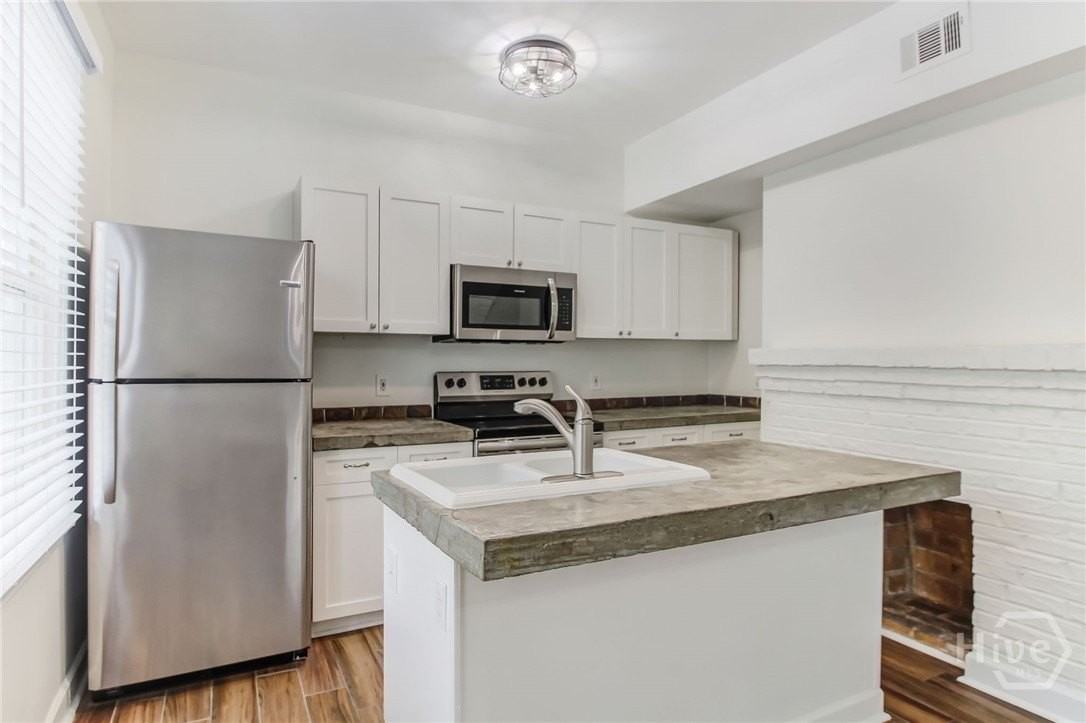 301 W Henry St #B - Photo 5 of 24