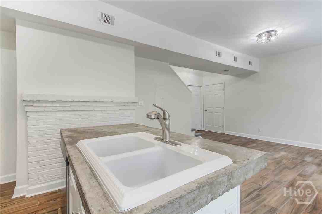 301 W Henry St #B - Photo 6 of 24