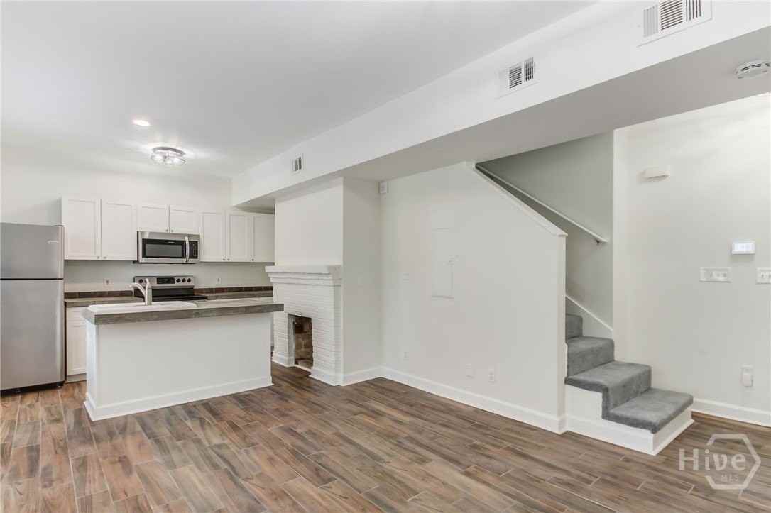 301 W Henry St #B - Photo 7 of 24