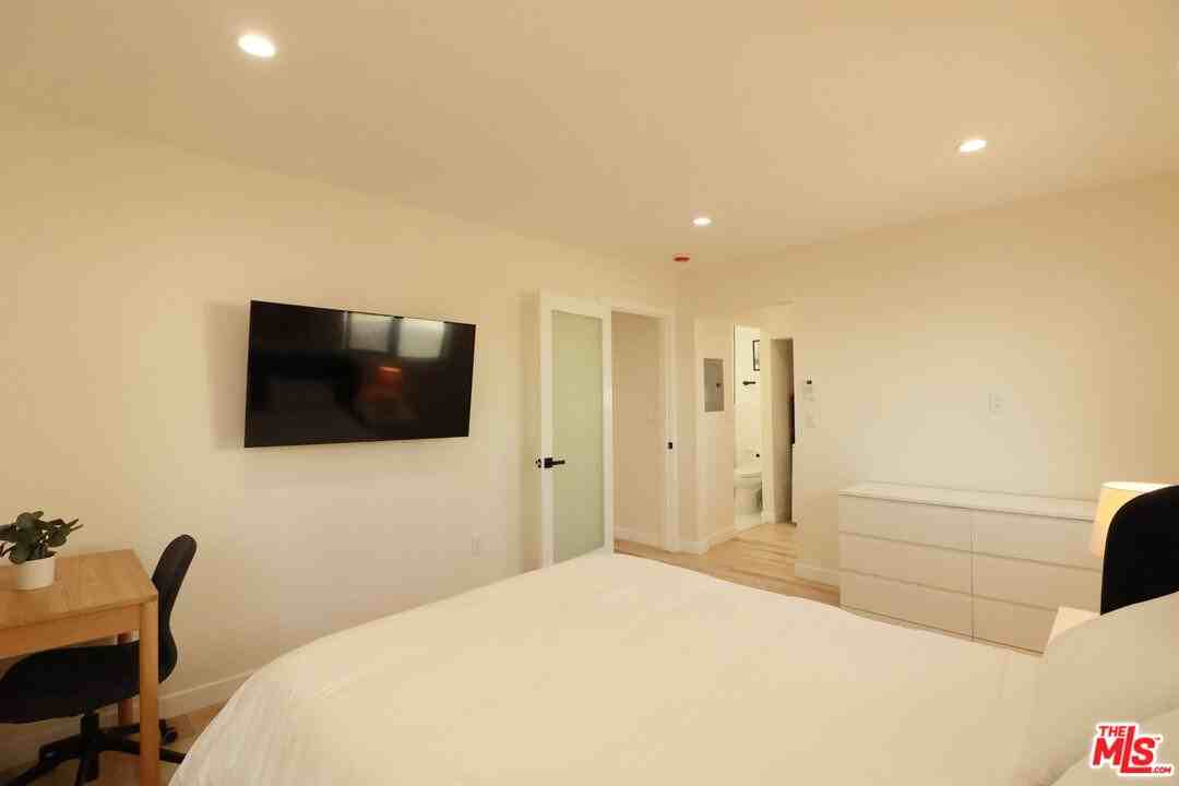 918 N San Vicente Blvd #D - Photo 2 of 8