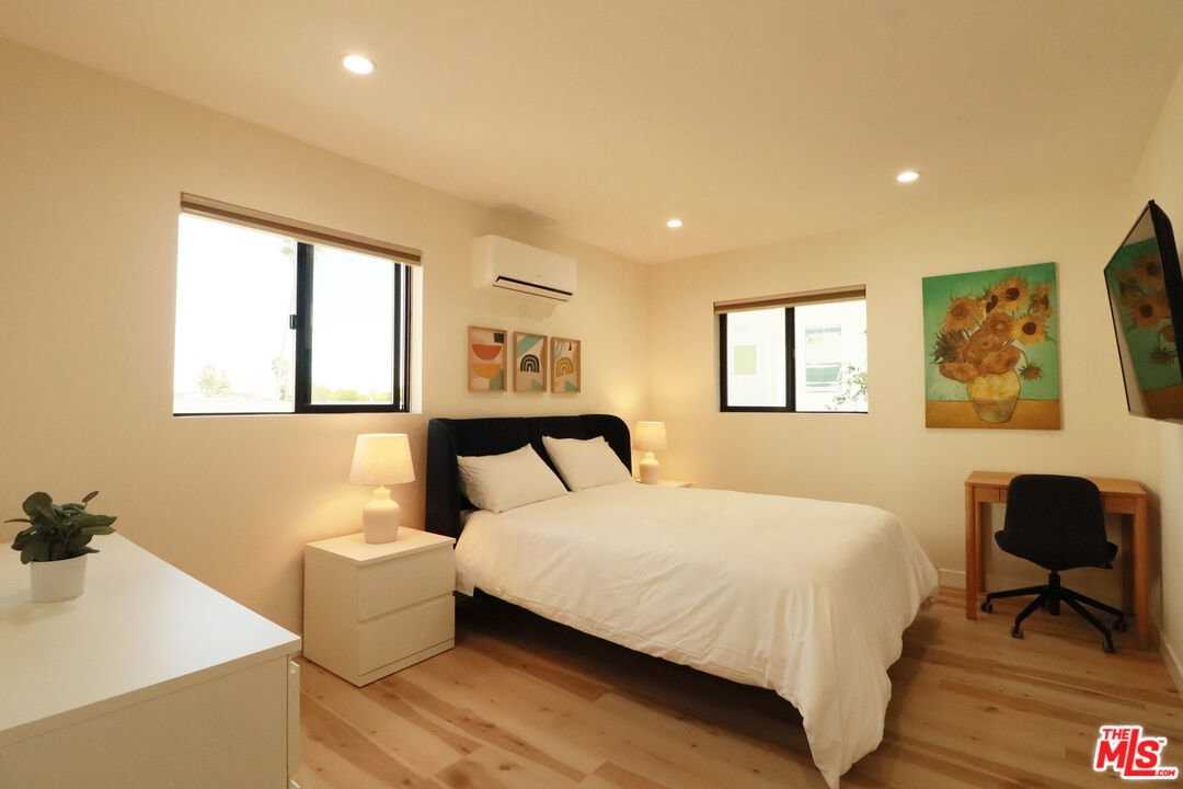 918 N San Vicente Blvd #D - Photo 3 of 8