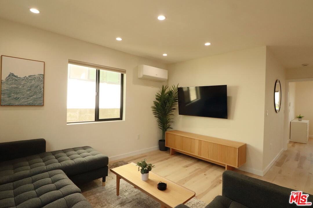 918 N San Vicente Blvd #D - Photo 5 of 8