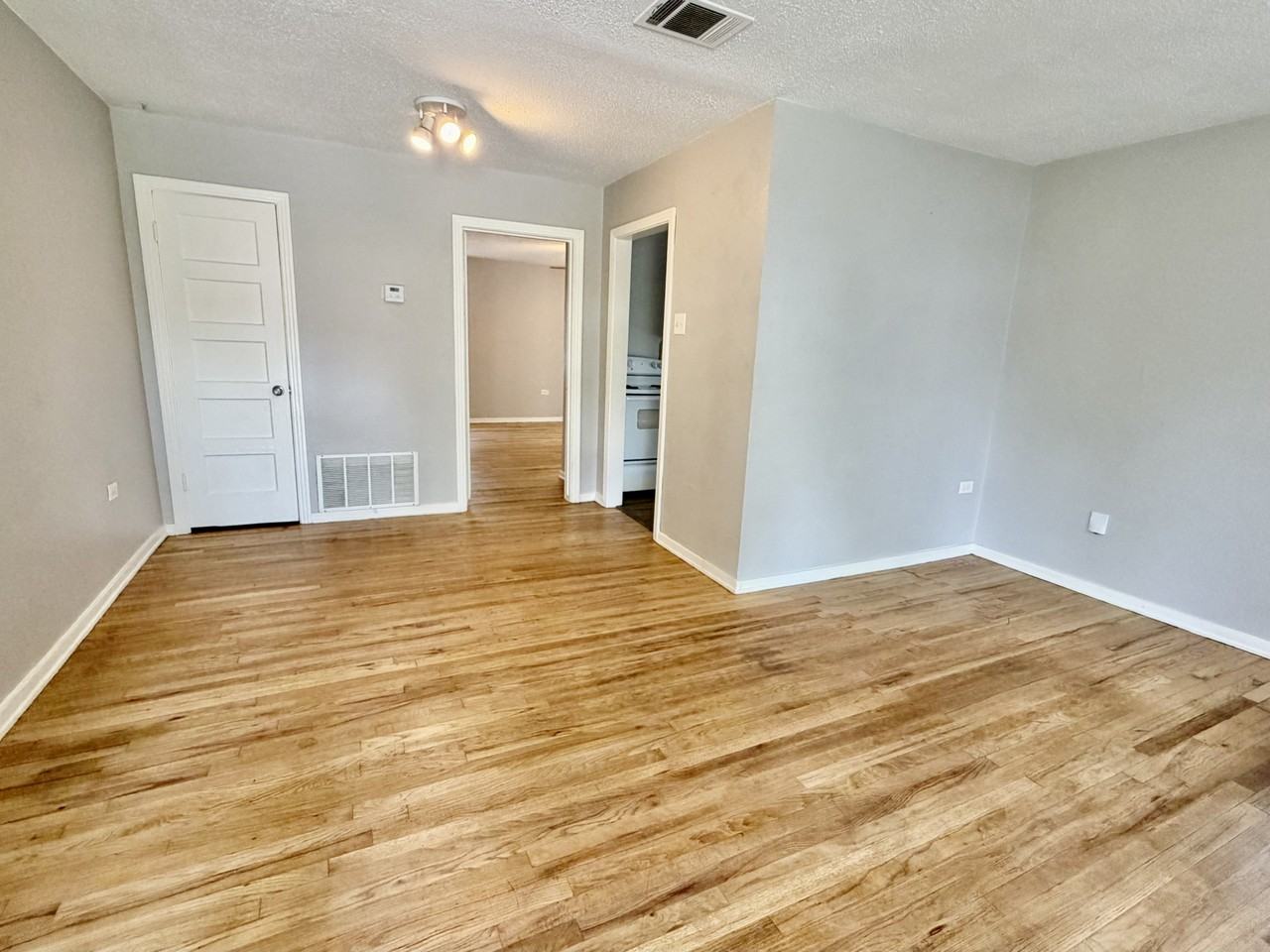 4010 Homan Ave - Photo 2 of 9