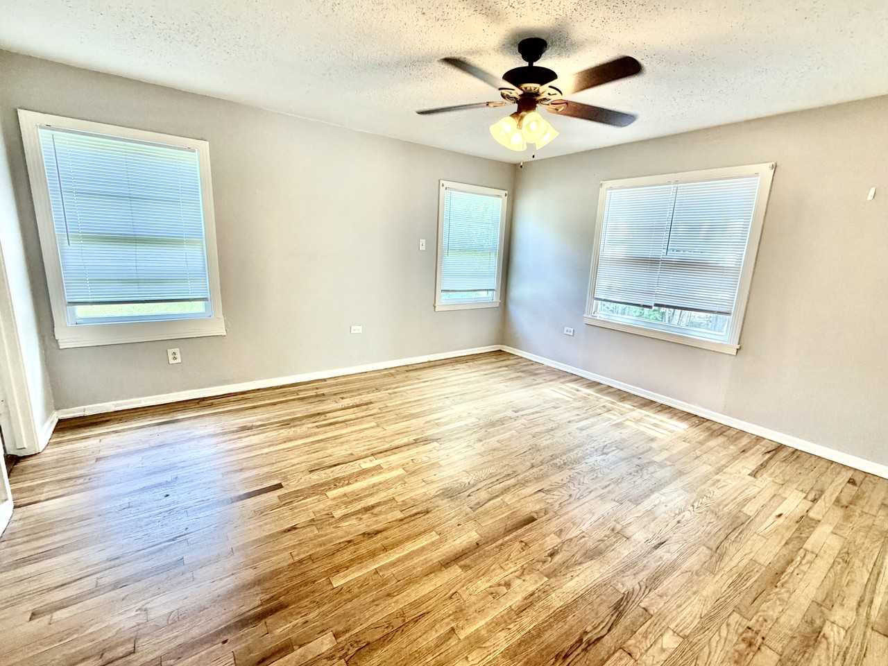 4010 Homan Ave - Photo 7 of 9