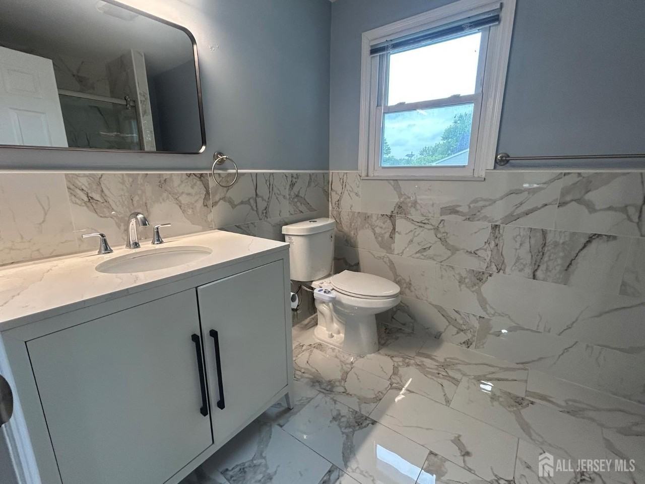 190 Green St - Photo 4 of 23