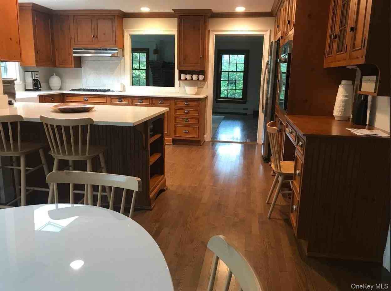 21 Westbank Rd - Photo 5 of 32