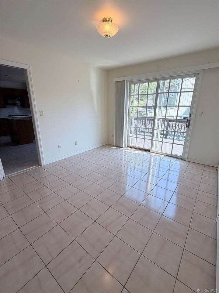 216 Maple Ave - Photo 4 of 31