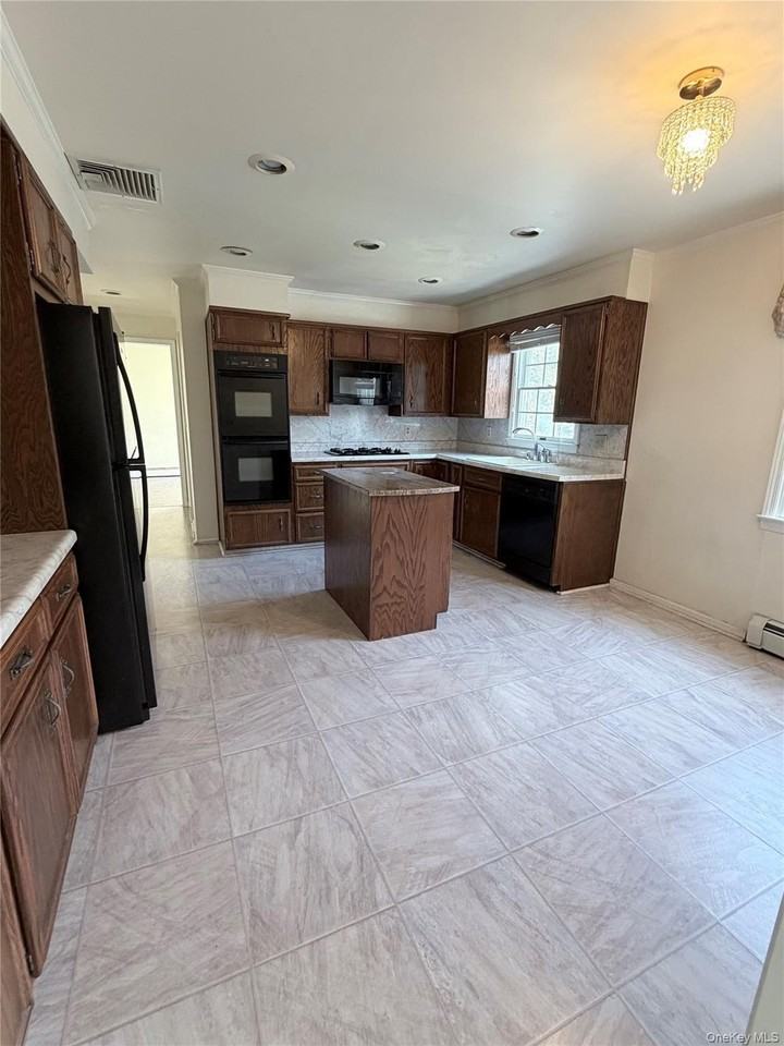 216 Maple Ave - Photo 5 of 31