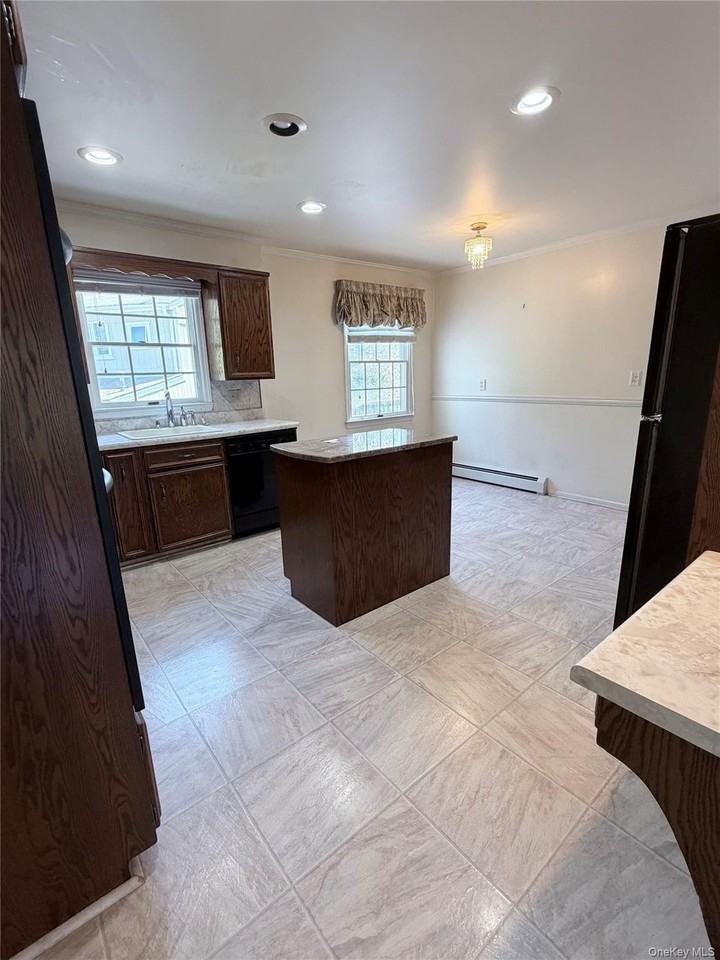 216 Maple Ave - Photo 7 of 31