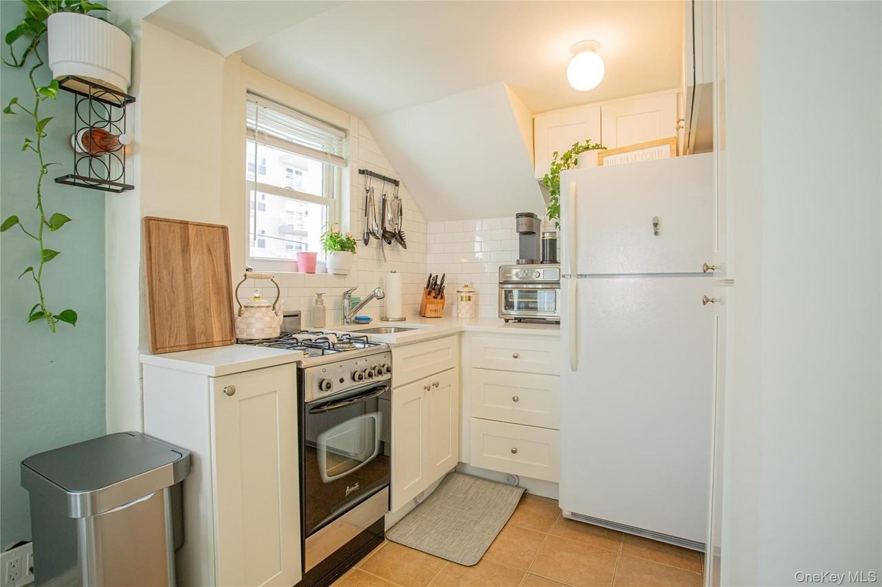 557 Shore Rd - Photo 5 of 16