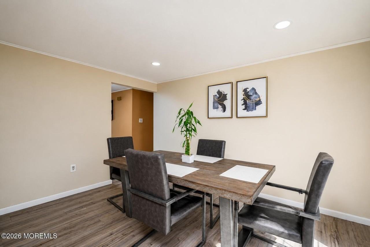 570 Eltone Rd - Photo 7 of 37