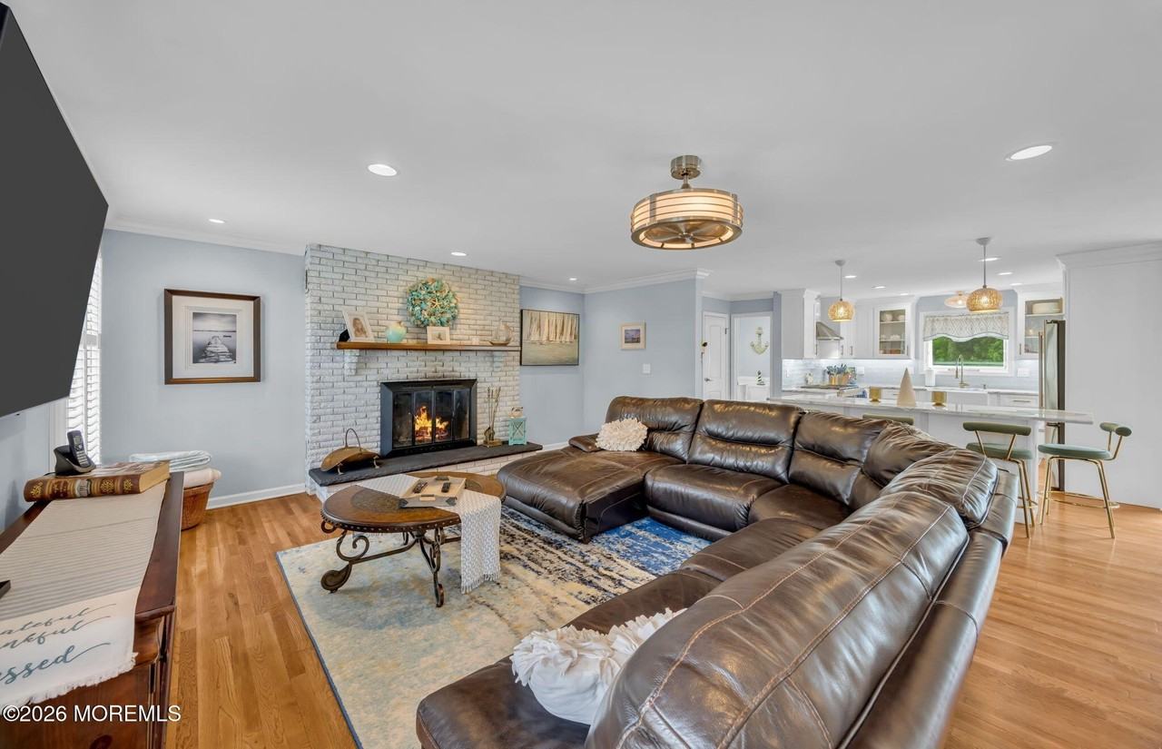 60 Farrell Dr - Photo 6 of 36