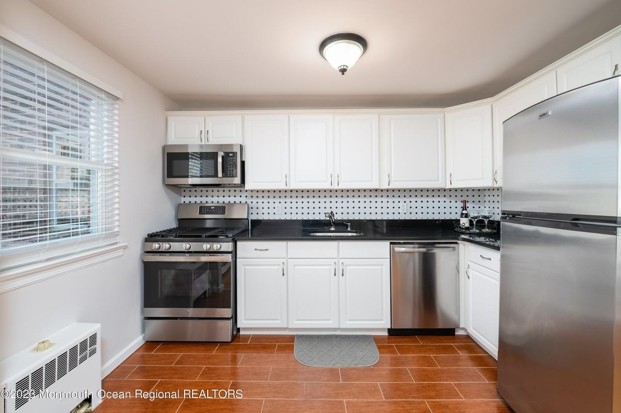19 Manor Dr #202 - Photo 6 of 12